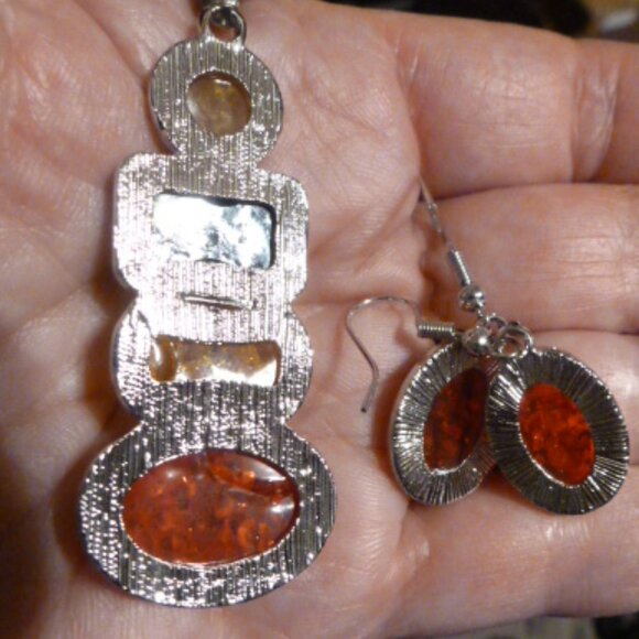NEW Multicolor amber resin silvertone necklace and earring set - Picture 4 of 6